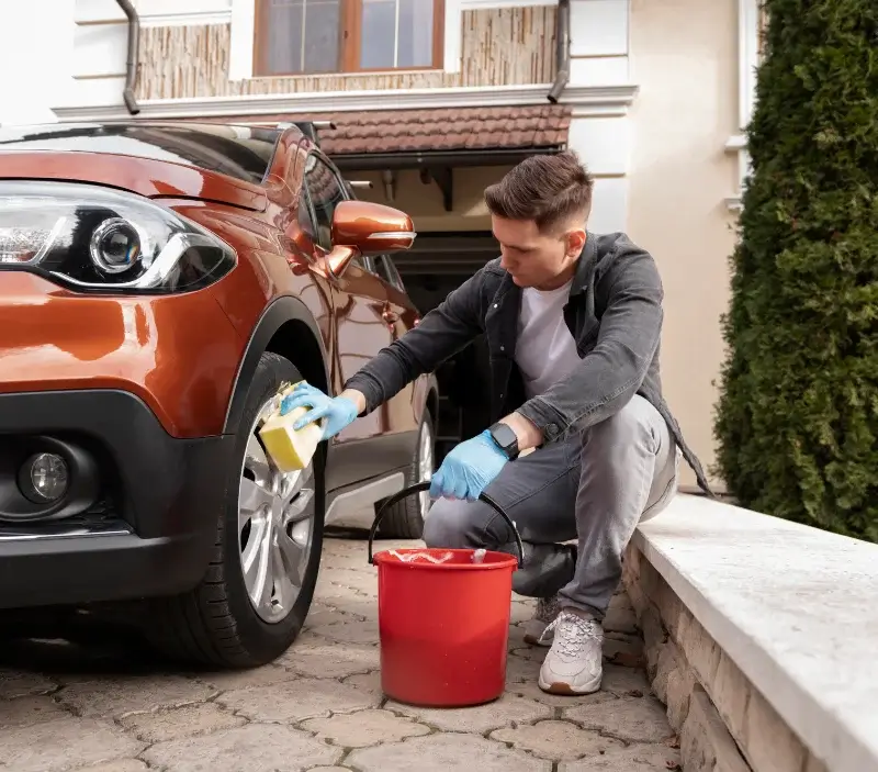Lavage auto à domicile Tinchebray-Bocage : professionnel intervenant sur un véhicule